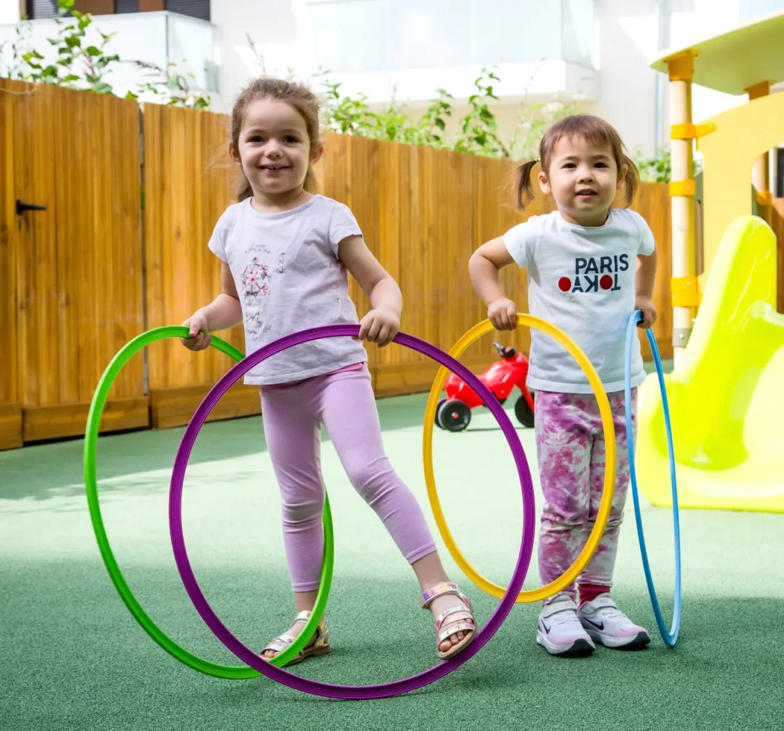 enfants qui jouent avec des cerceaux