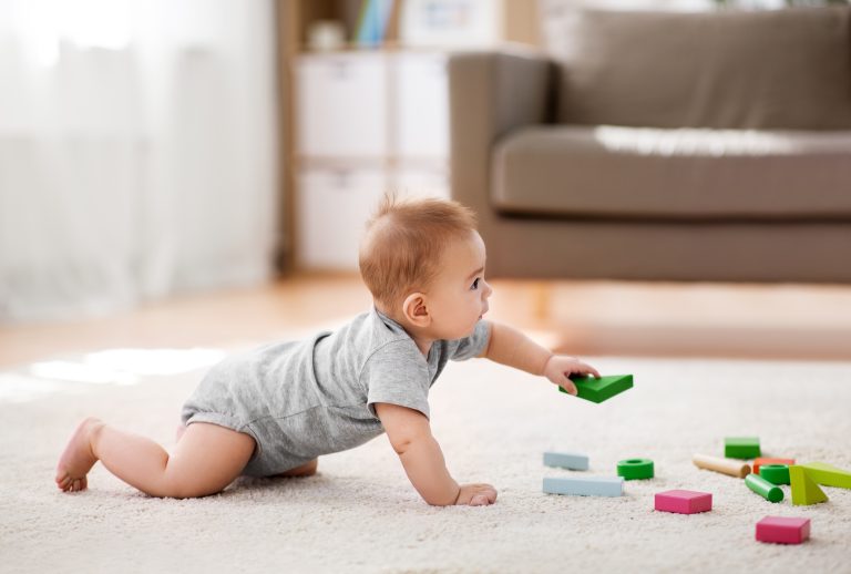 bébé qui joue à 4 pattes