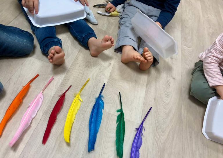 pieds de bébé en crèche
