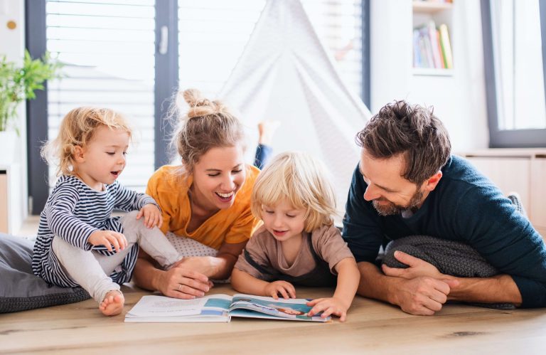 famille avec parents et enfants