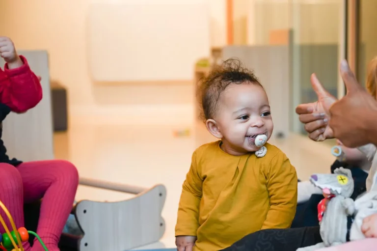 bébé avec tétine en crèche