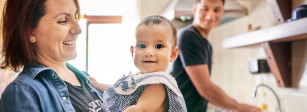 bébé dans les bras de sa mère