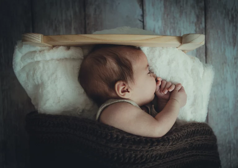 bébé qui dort sur le côté
