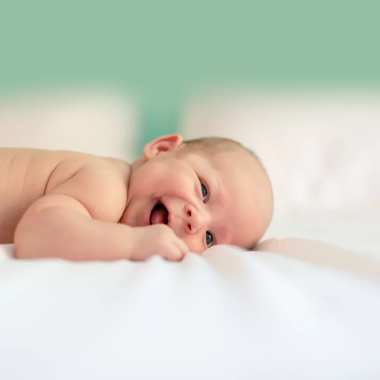 bébé qui sourit