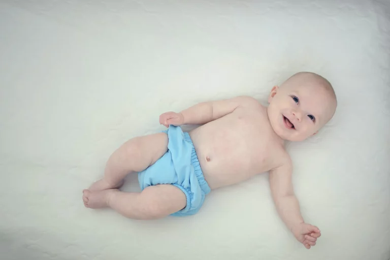 bébé qui sourit