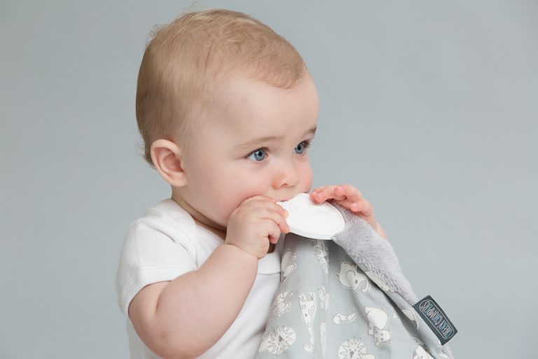 bébé qui mordille