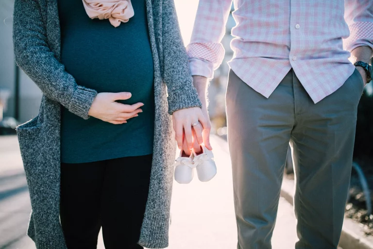 couple et femme enceinte