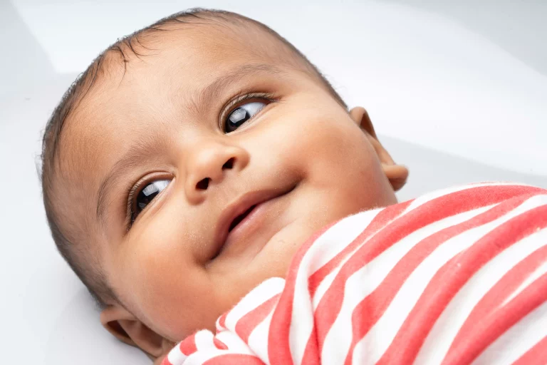 bébé qui sourit