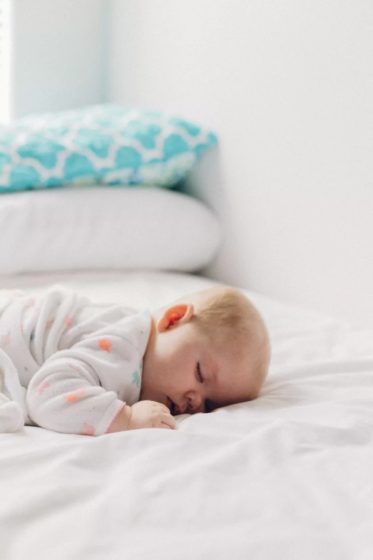 bébé endormi sur le ventre