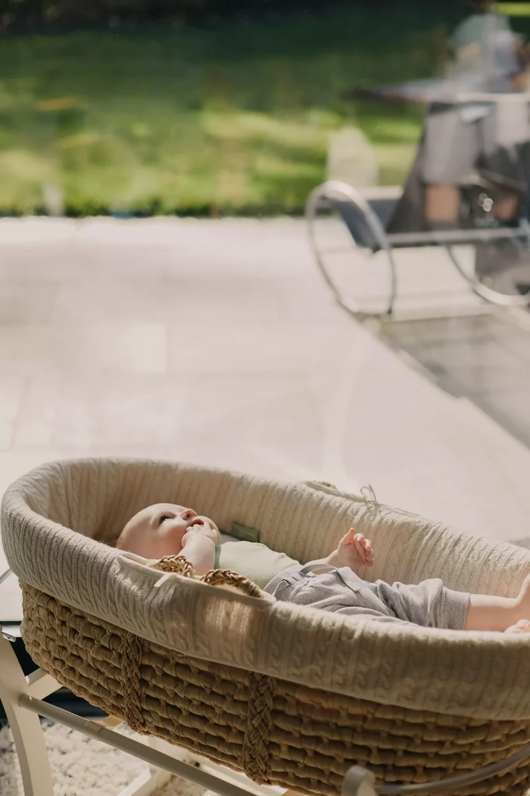 bébé dans couffin