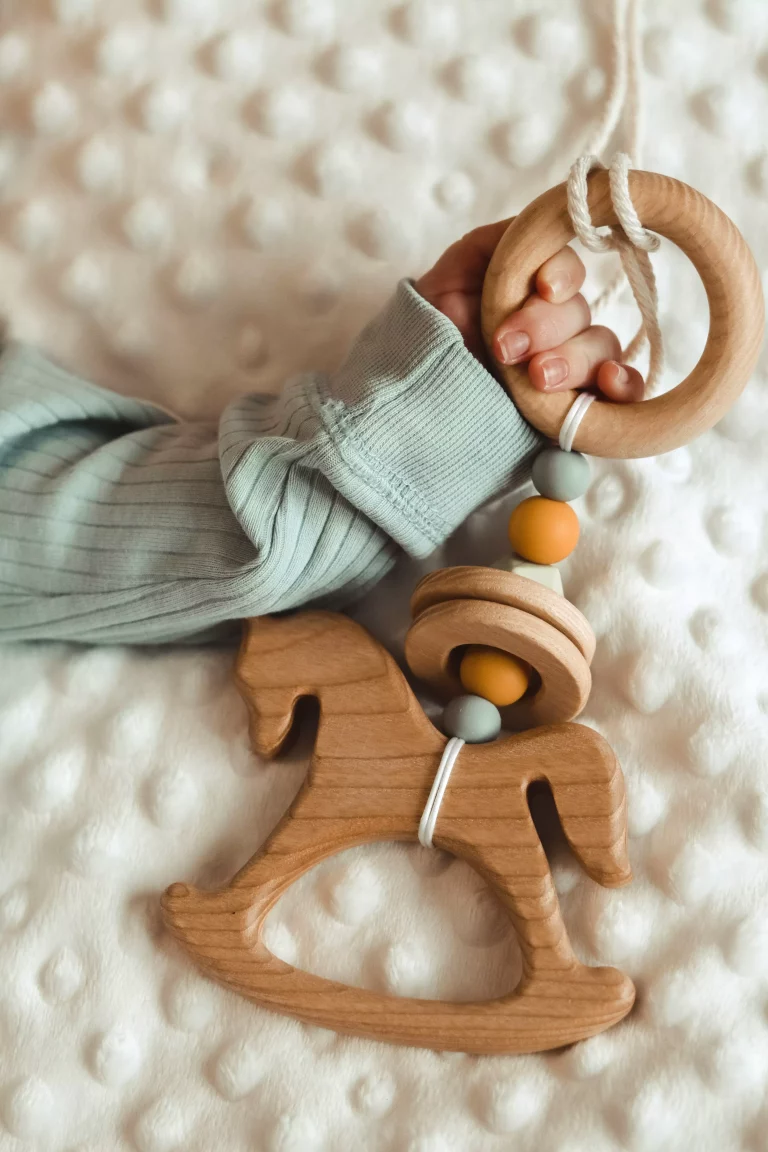 main bébé avec jouet