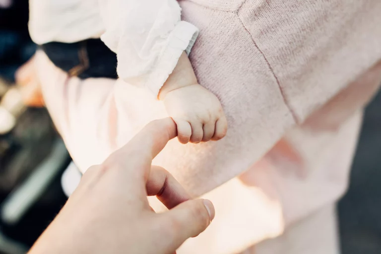 main bébé