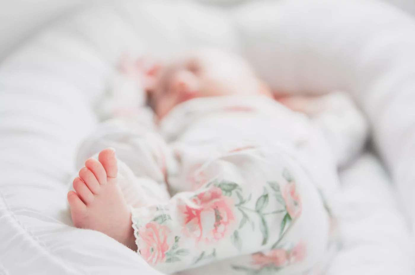 bébé allongé sur le dos