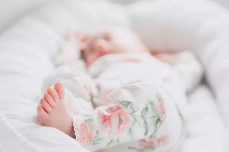 bébé allongé sur le dos