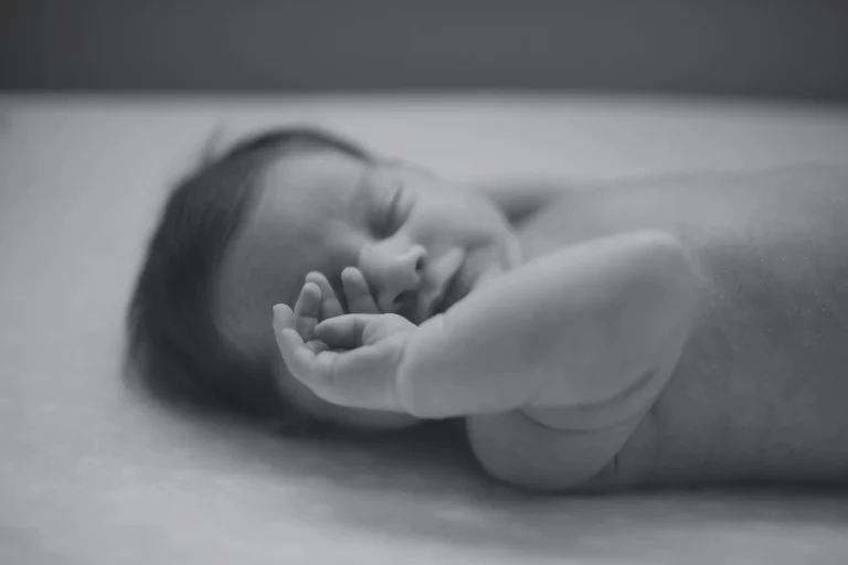 bébé qui se frotte l'oeil