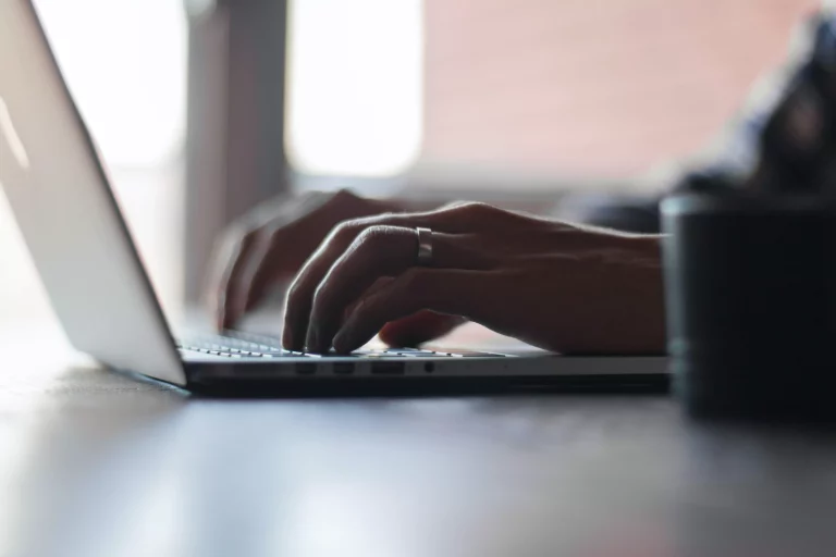 mains sur clavier ordinateur