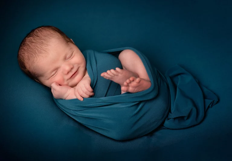 bébé emmailloté
