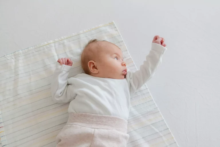 bébé allongé sur le dos