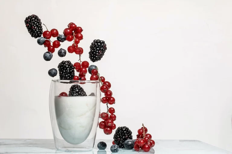 verre avec yaourt et fruits