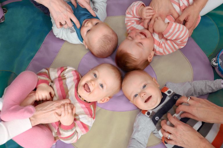 groupes de bébés en crèche