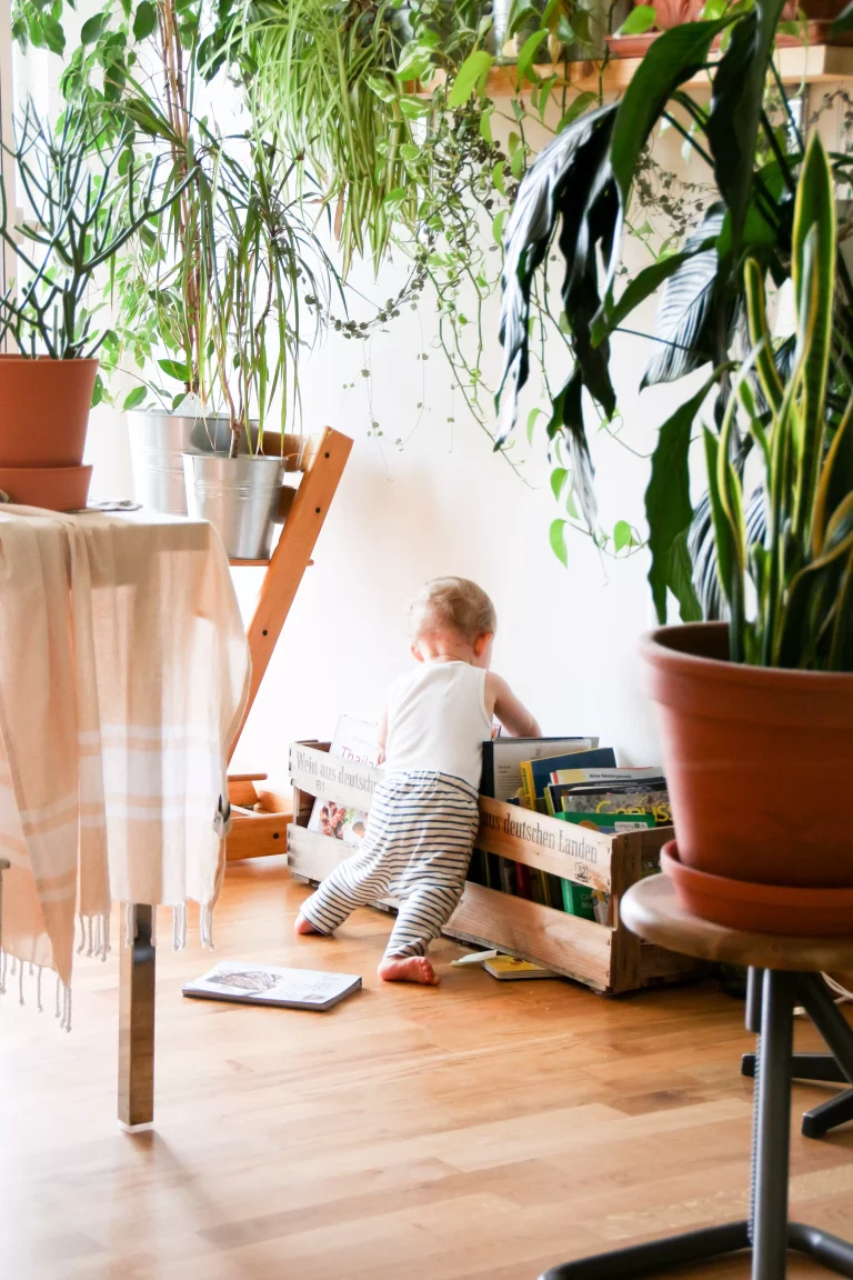 bébé debout