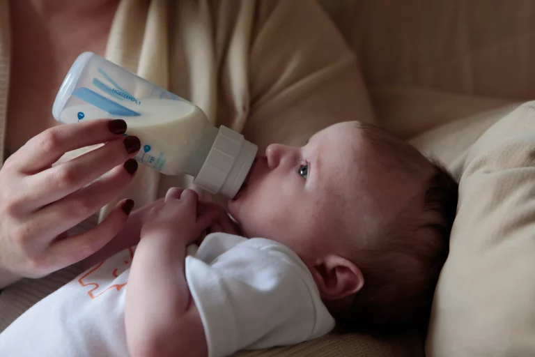 bébé qui boit biberon