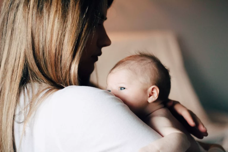 bébé et maman