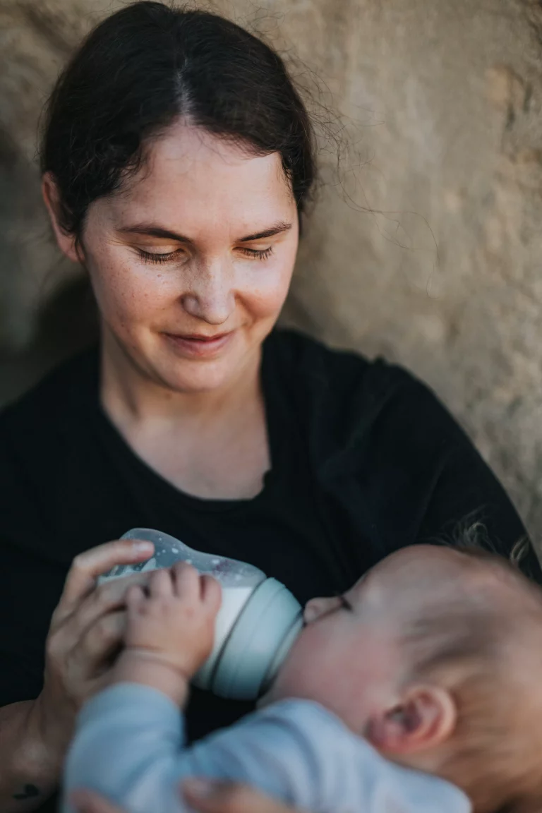 bébé qui boit le biberon