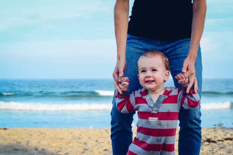 bébé qui marche