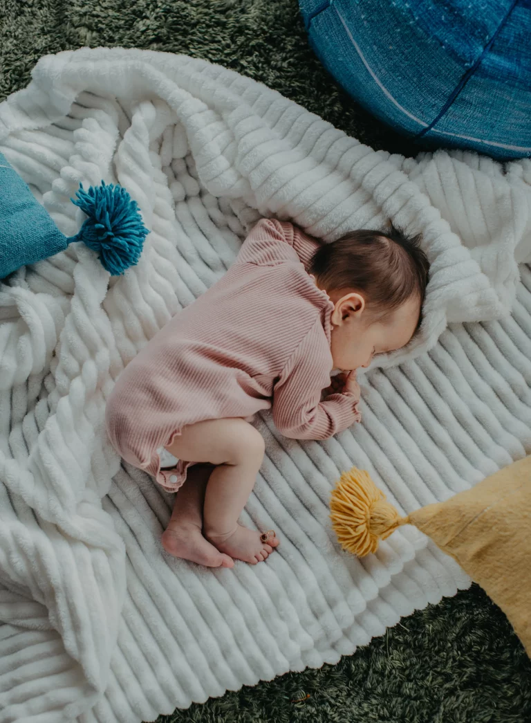 bébé qui dort sur le ventre