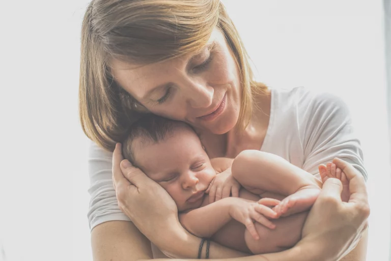 bébé qui dort bras maman