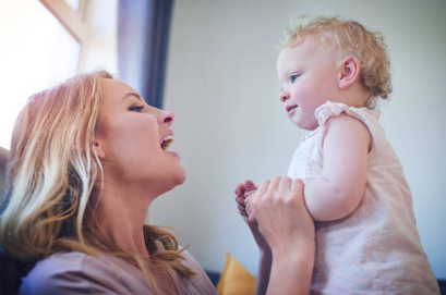 maman parle avec bébé