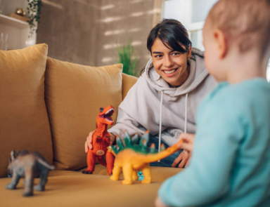 bébé joue avec un adulte