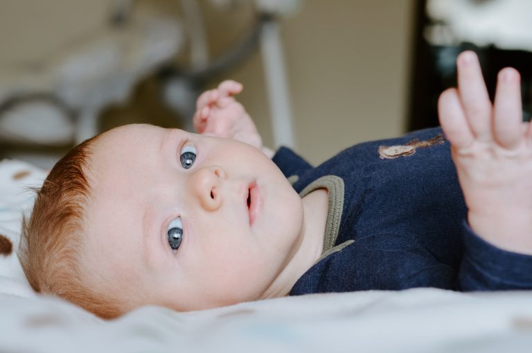 bébé couché et éveillé