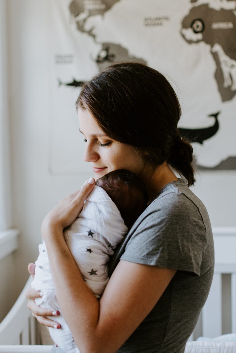 bébé avec sa mère
