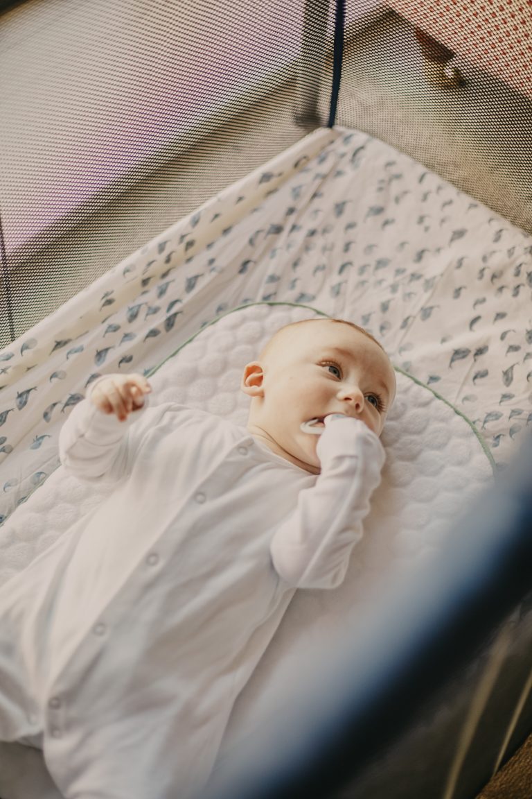 bébé dans son lit