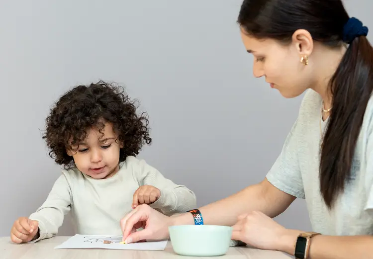 enfant avec une pro en crèche