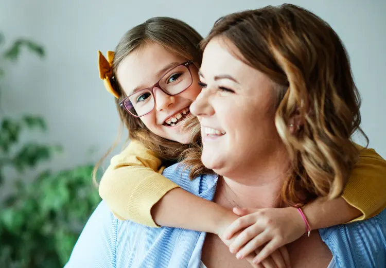maman qui rigole et sa fille