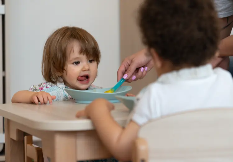 moment du repas en crèche