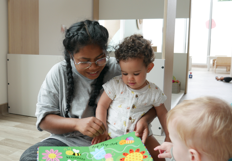 une professionnelle et un enfant en crèche