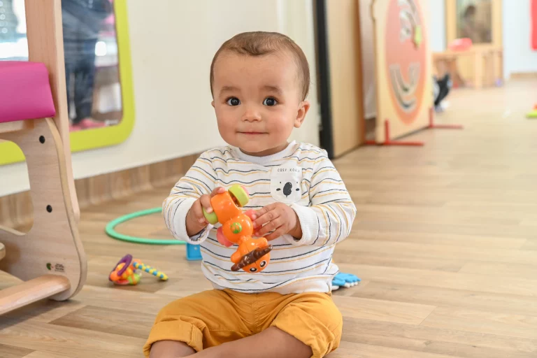 enfant en crèche qui regarde tout droit