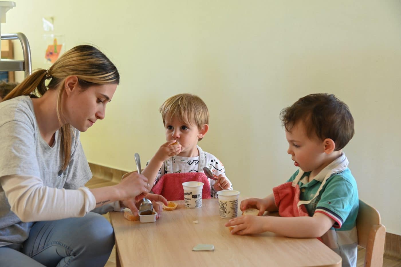 enfants à table à la crèche