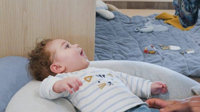 enfant allongé en crèche