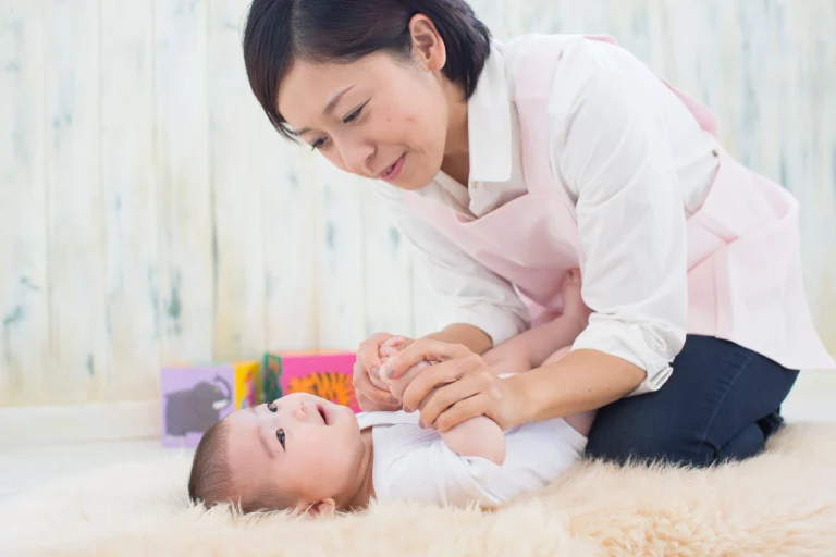 bébé sur le dos avec sa maman