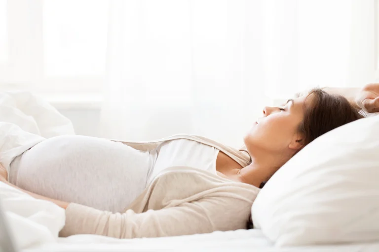 femme enceinte endormie sur le dos