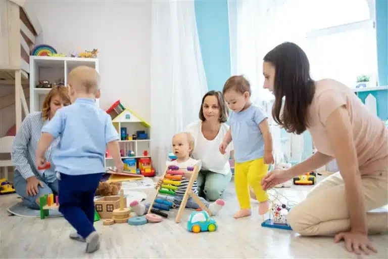 enfants et maman en crèche