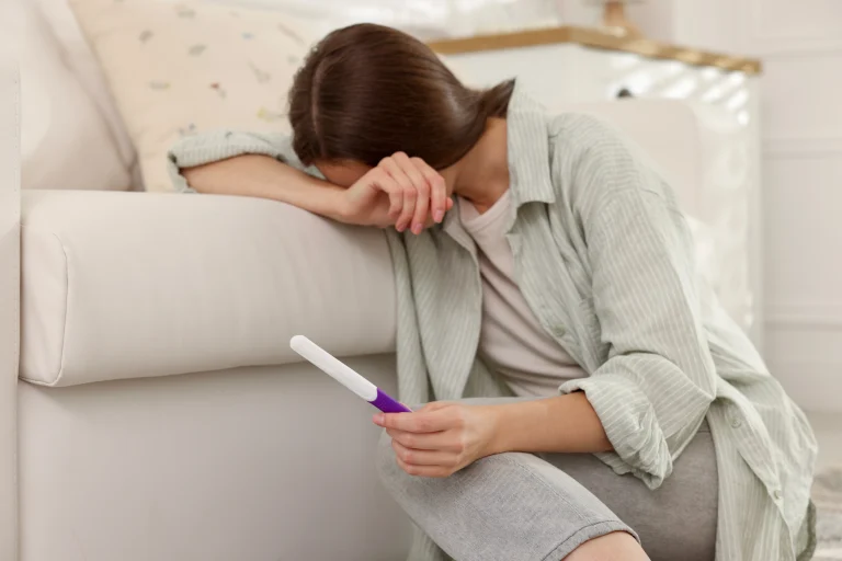 femme avec test de grossesse