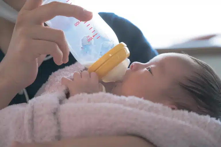 bébé qui boit le biberon