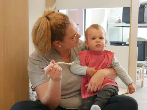 professionnelle de la petite enfance creche