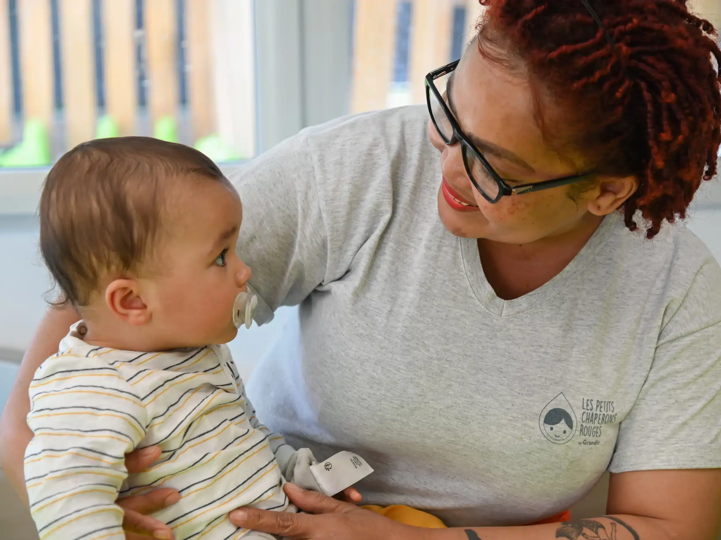 professionnelle en crèche avec bébé